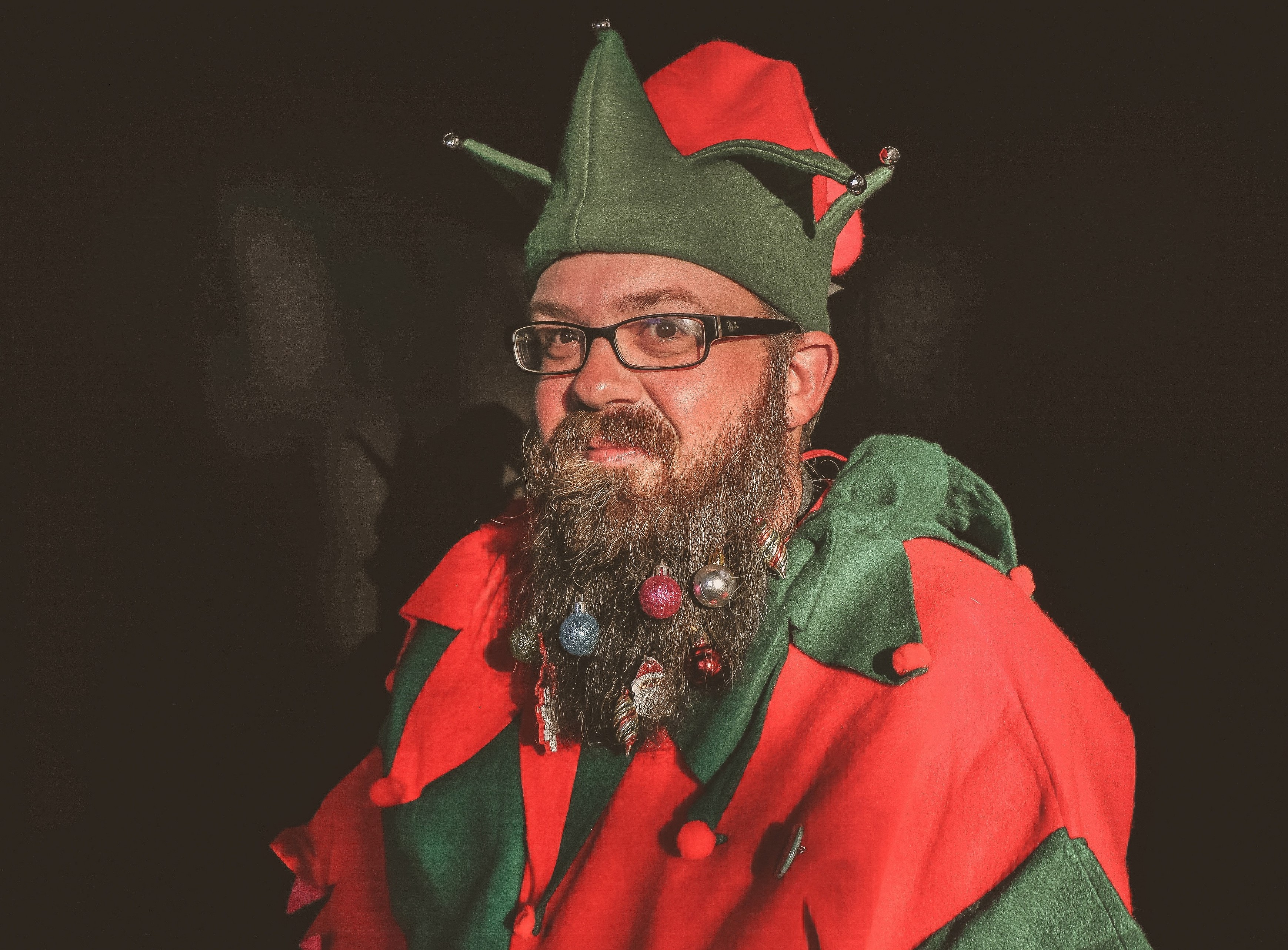man-in-red-and-green-elf-costume-743917